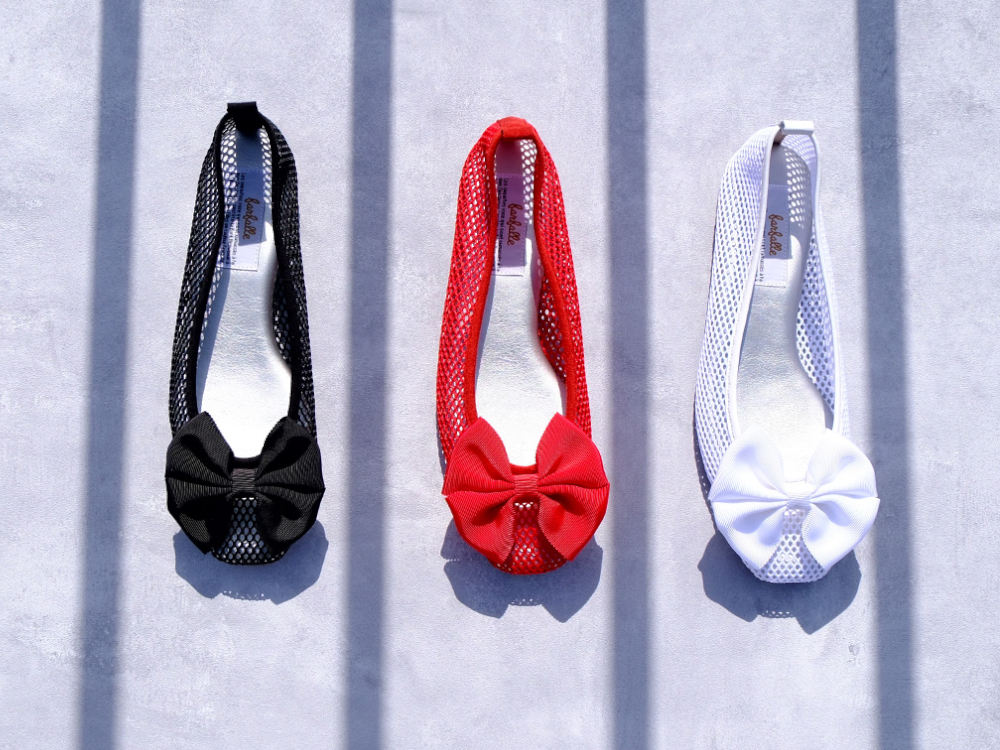 「sola(ソラ)」のカラー展開は爽やかなホワイト、鮮やかなアクセントカラーのレッド、甘めのリボンも程よく引き締まるブラックの3色展開。