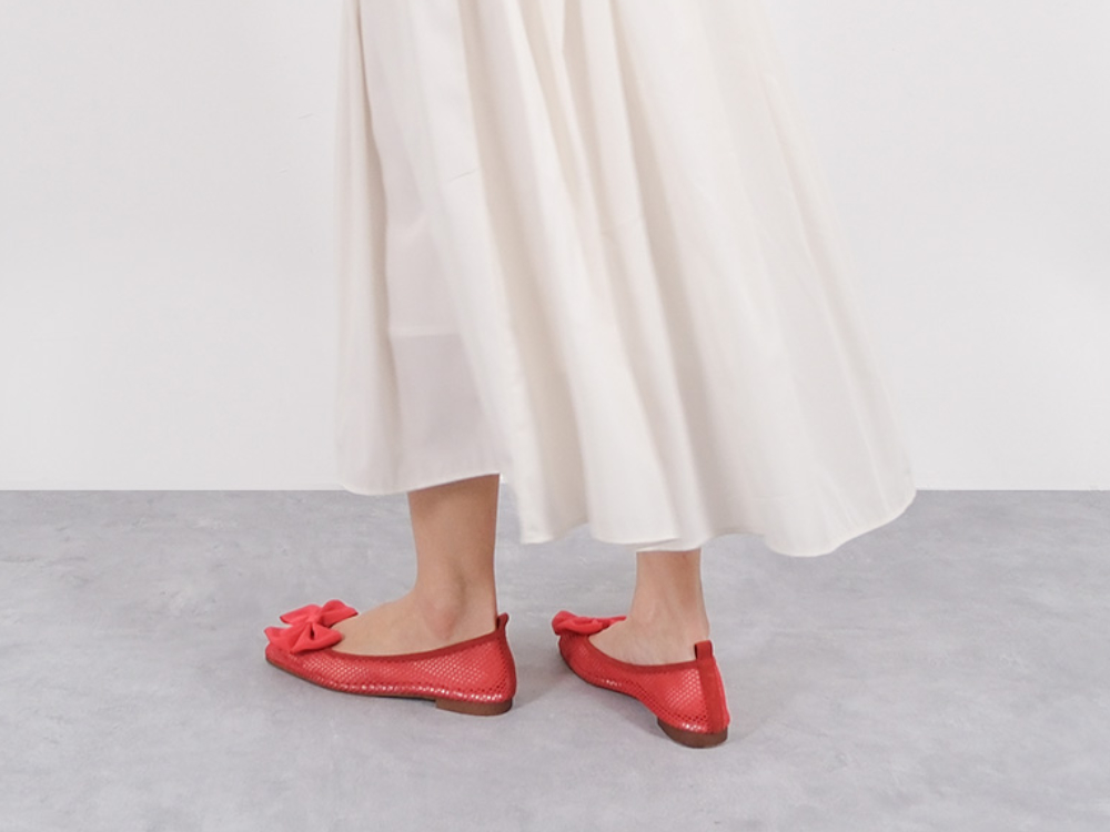 全体的にふんわりと柔らかな足当たりでありながら、かかと部分は程よいホールド感をキープしてくれるのので歩きやすさも抜群な「sola(ソラ)」