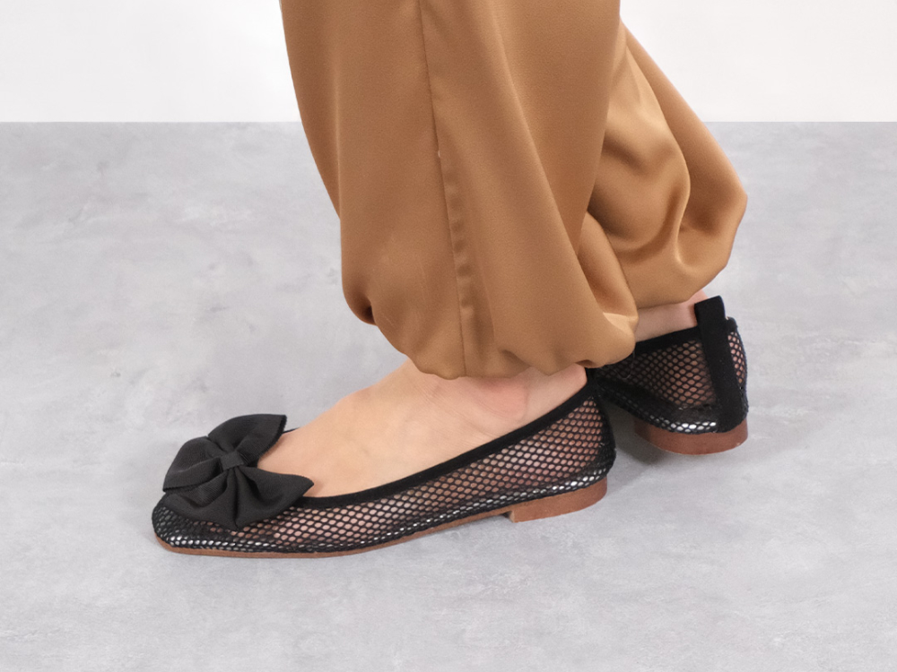 すっきりとしたスクエアトゥにのせた立体的なグログランリボンがアクセントになり、素足で履いても寂しくならず、大人の足もとに可憐な愛らしさを演出します。