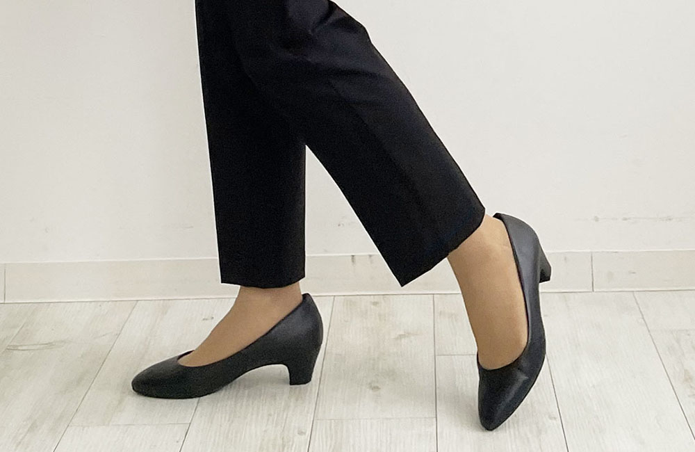 キリっとベーシックなパンツスーツにもあう、基本の一足・本革のような質感のスムース素材「ブラック」。