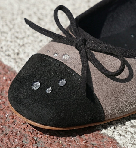 本革の質感はそのままに、水や汚れを弾く撥水加工を施しました。