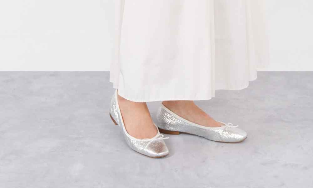 心ときめくデザインに加えて、極限まで柔らかく仕立てたかかとや、長時間履いても疲れにくいインソールなど、ファルファーレならではの優しい履き心地も健在。