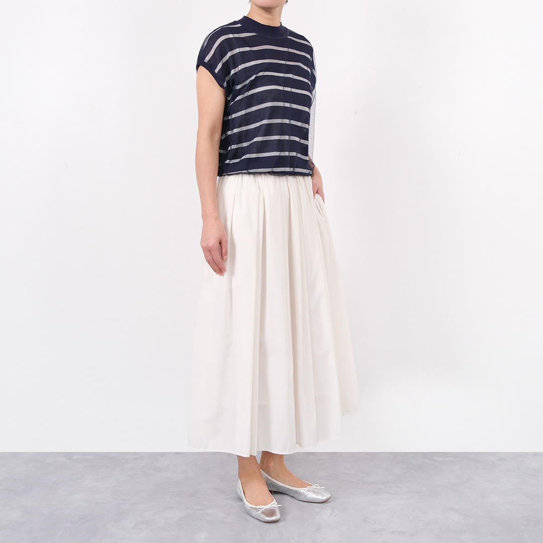 まるで”履くジュエリー”のような華やかさがありながらも派手さを抑えたシルバーのバレエシューズは、シンプルな着こなしを瞬時にクラスアップさせる頼もしい存在。