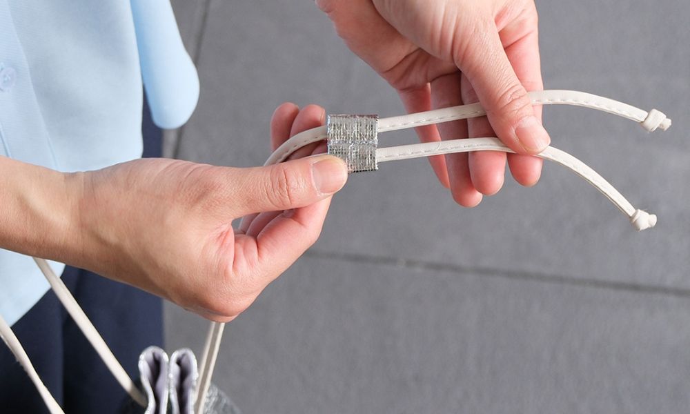 肩ひもとアジャスターの位置を調整すれば、肩掛けの「ショルダーバッグ」としても、手持ちの「ハンドバッグ」としても使える2way仕様。