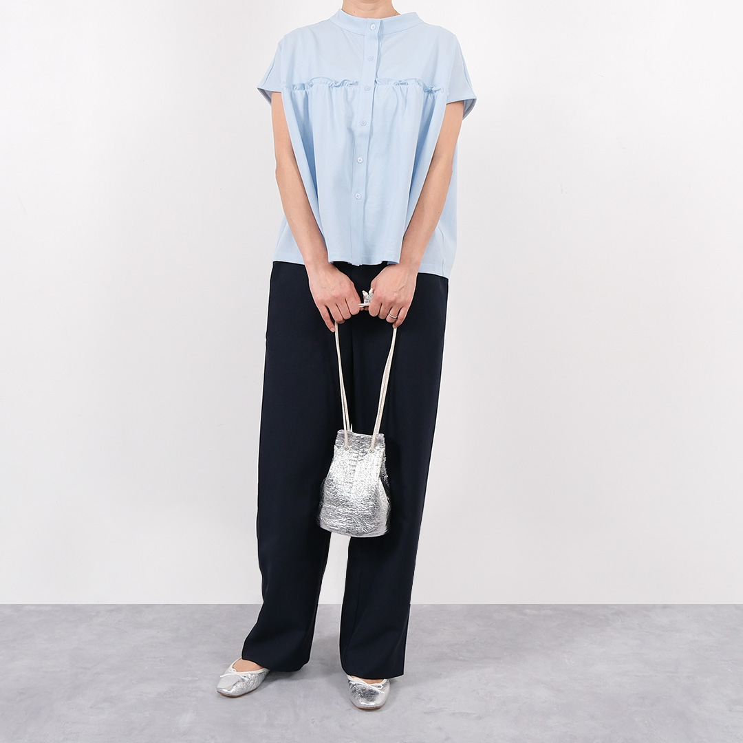 同シリーズのシルバーバレエシューズとリンクさせれば、統一感のあるスタイリングが完成します。