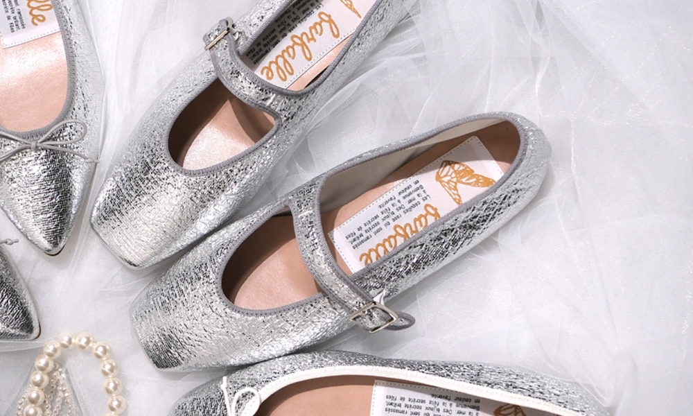 光の当たり方で輝きが変化するシルバーのホログラム素材を使用したストラップシューズは、ほんのりモードな雰囲気を漂わせます。