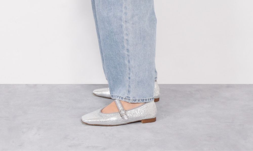 すっきりとしたシルエットのスクエアトゥが、ストラップデザインでも幼くならず、大人のスタイリングにふさわしい品格をプラス。パイピングに深みのあるグレーを効かせ、美しいメリハリのある表情に仕上げました。