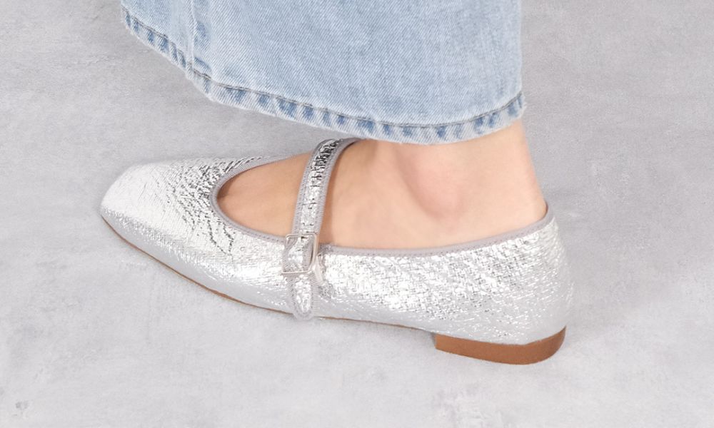 ストラップが甲をしっかりと保定してくれるので、かかとが脱げやすい方にも安心です。金具部分はゴム仕様になっており、簡単に脱ぎ履きできるスマートさも嬉しいポイント。