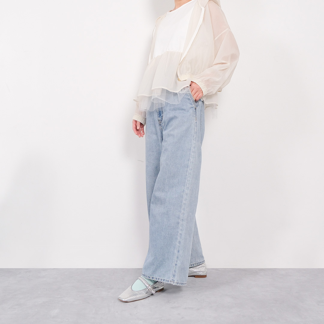 遊び心あるデザインながらどんなスタイリングとも相性がよく、春夏のスタイリングを思い切り楽しめるホログラムシルバーの素材を使用したメリージェーンのコーディネート。