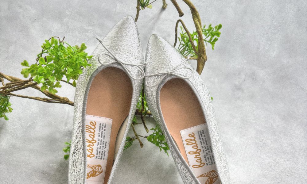 ベーシックな装いにほんの少しの華やぎを添えたいとき、ジュエリーのようなきらめきで足元から主役へと導くポインテッドバレエシューズ「stella(ポインテッド)」。