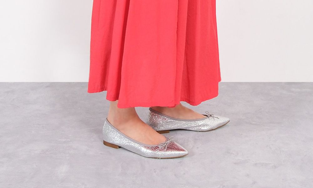 心ときめくデザインに加えて、極限まで柔らかく仕立てたかかとや、長時間履いても疲れにくいインソールなど、ファルファーレならではの優しい履き心地も健在。