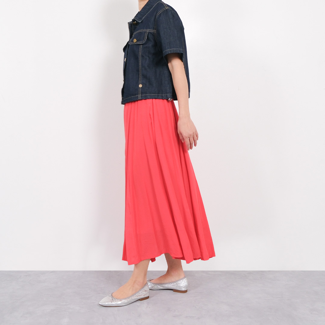 stella(ポインテッド)を足元に合わせれば、パンツの裾からシャープなつま先を覗かせても、フェミニンなフレアスカートと合わせても、より一層エレガントな印象のコーディネートが完成します。