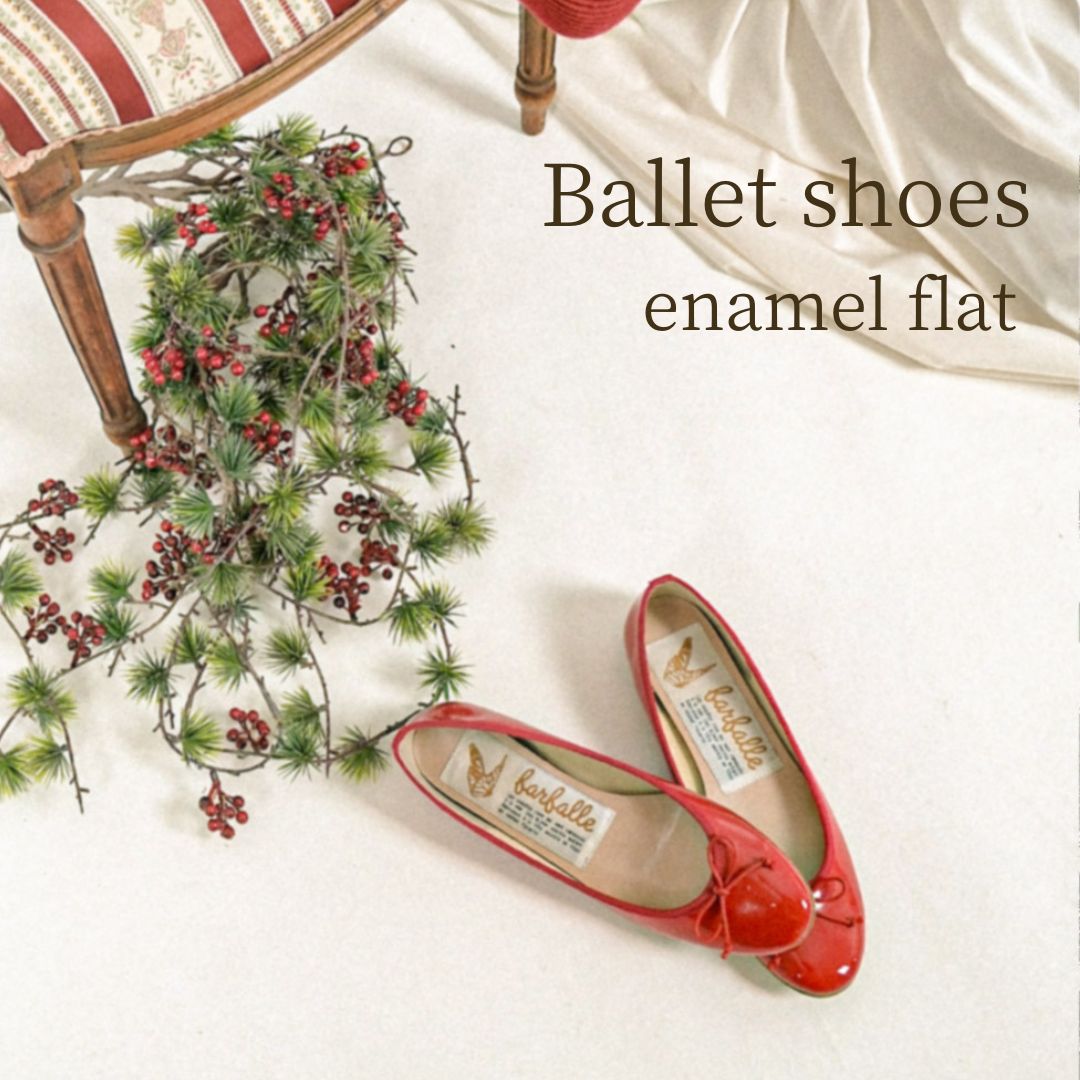 6/16神戸新聞に掲載されたクロシェを代表するバレエシューズ「ファルファーレ」一番人気の定番アイテム、エナメル素材ラウンドトゥフラットソールバレエシューズです。受注生産限定で33サイス(21.5cm)の小さい足や41サイズ(25.5cm)、42サイズ(26cm)の大きいサイズの足の方や他にはないライトピンクやライトブルーなどのカラーを取りそろえております。