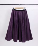 落ち着きのある紫はコーデに馴染みやすい色味の神戸・山の手スカートミモレ丈のパープル。