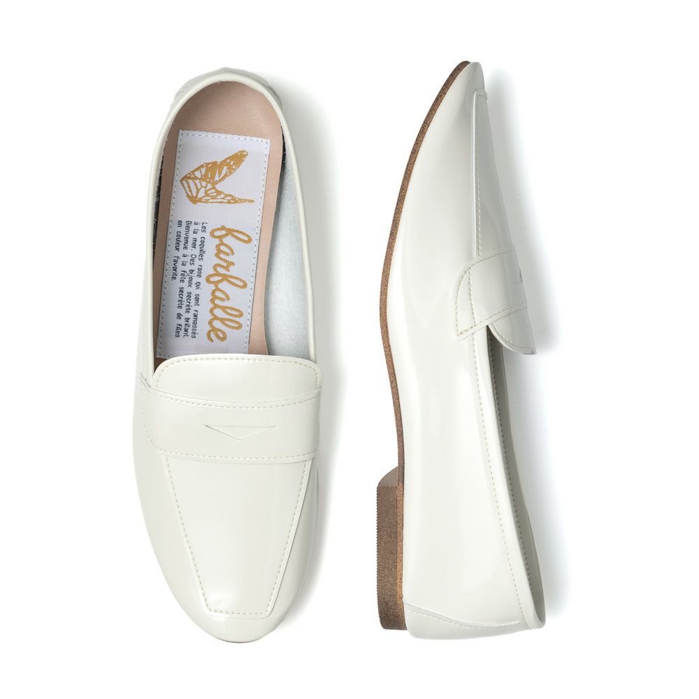 大人が楽しめるすっきりフォルムのローファー