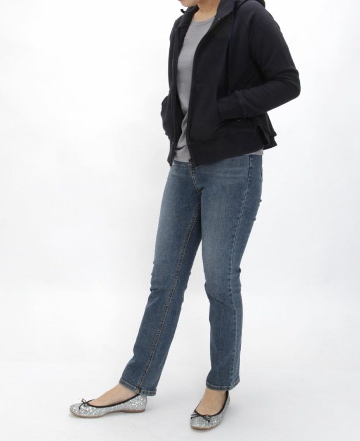 グレーの長袖Uネックカットソーにデニムとパーカーでカジュアルに