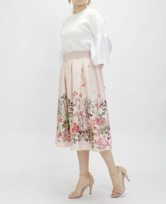 花柄ミモレ丈フレアスカートのピンクをホワイトのカットソーとコーディネート