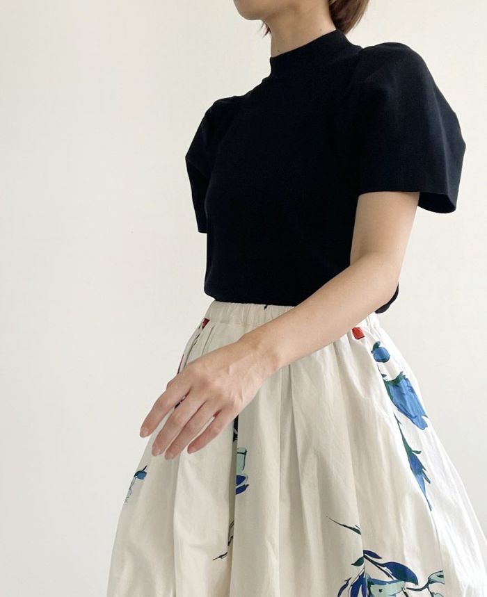 肩のパフが可愛いさをプラスしてくれるパフスリーブニット