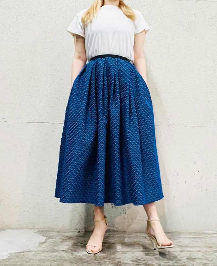 神戸・山の手立体幾何学スカートのブルーとホワイトのTシャツと爽やかにコーディネート