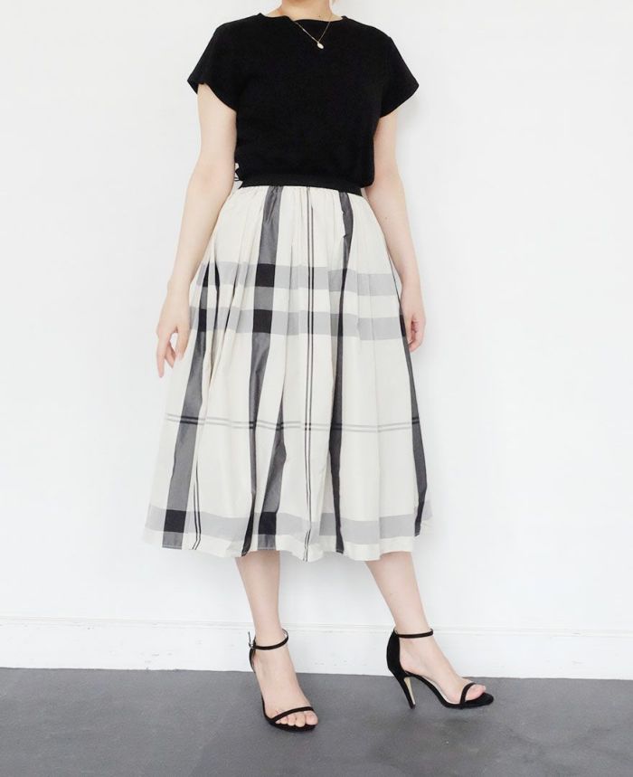 神戸・山の手スカートの新柄はモノトーンチェックです