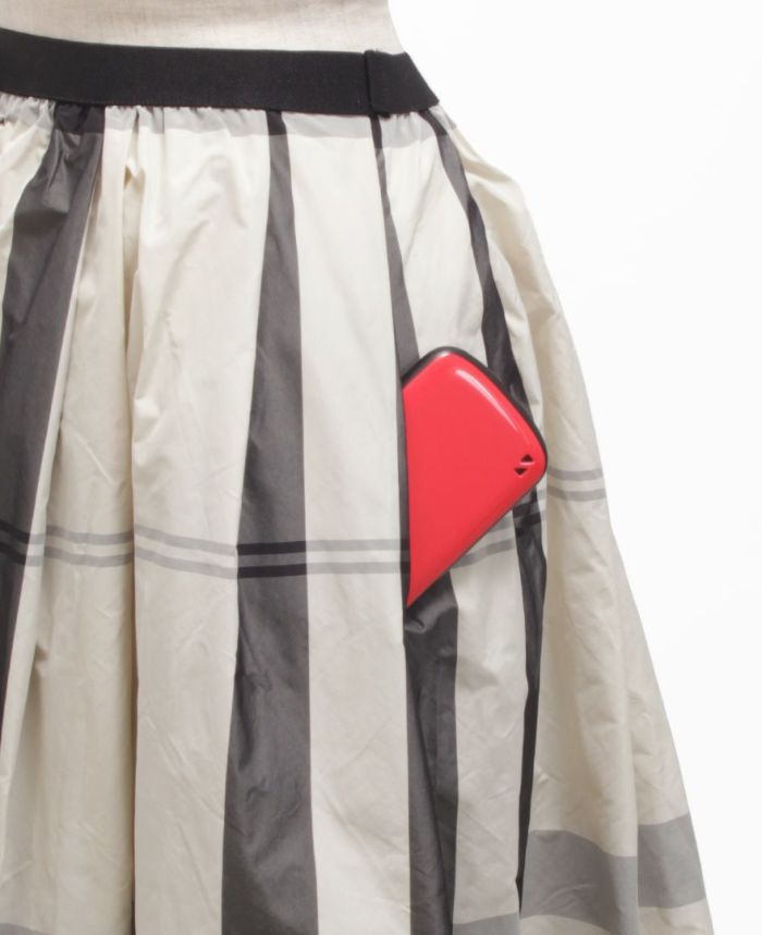 神戸・山の手スカートのモノトーンチェック柄は大きめなポケット付きで機能性も抜群