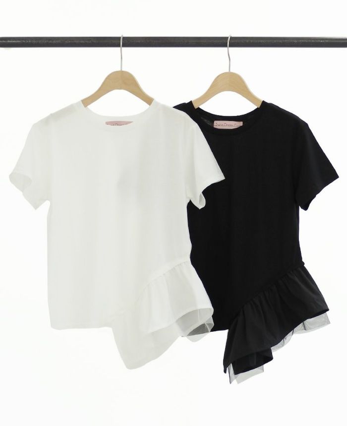 大人可愛いスタイルにピッタリな裾フリルTシャツは、白と黒の2色展開です。