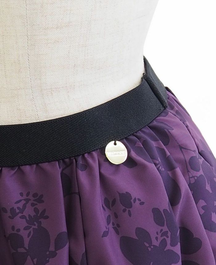 神戸・山の手スカートの黒ゴム花柄スカートには、オリジナル金チャームがついています