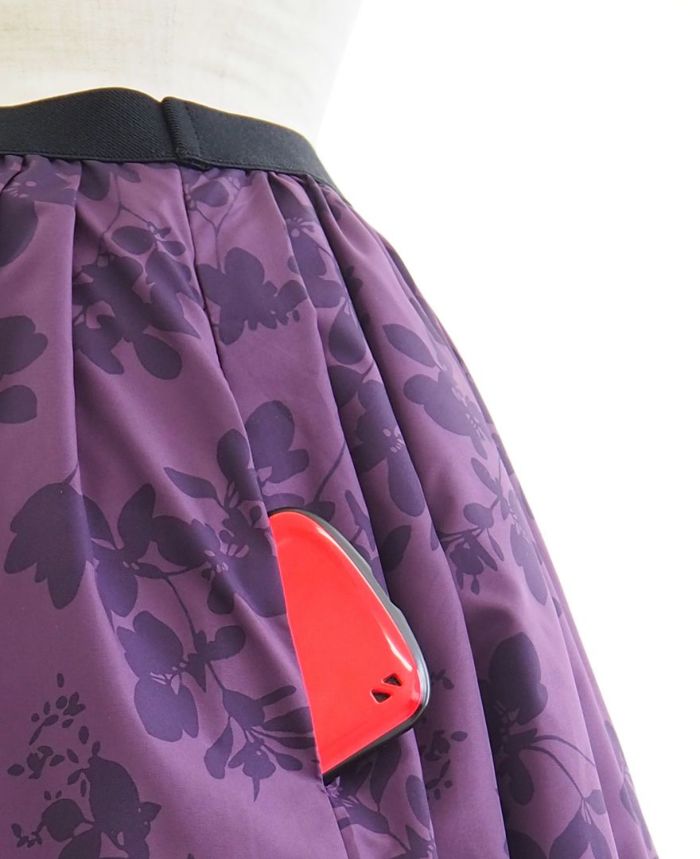 神戸・山の手スカートの黒ゴム花柄スカートには、スマホが楽々入るポケット付き