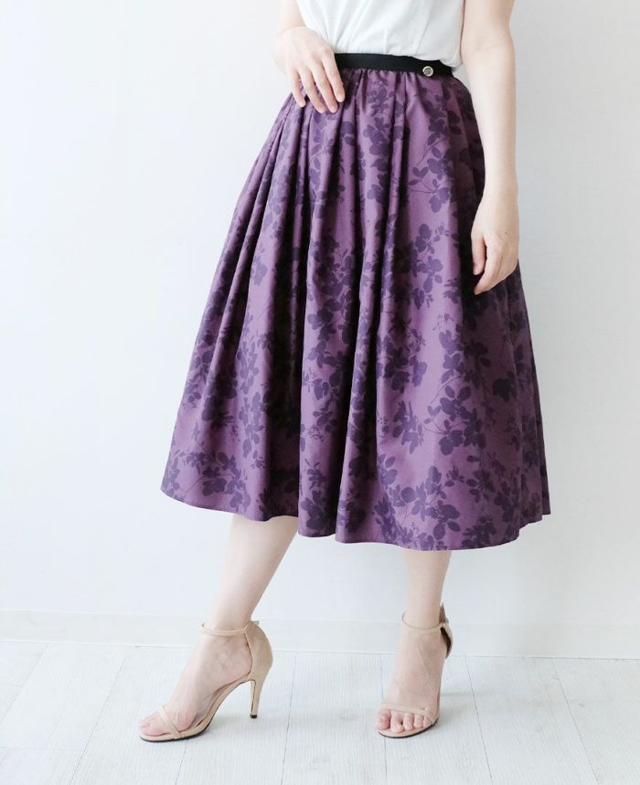 神戸・山の手スカート新柄花スカートのパープルカラーはミモレ丈。