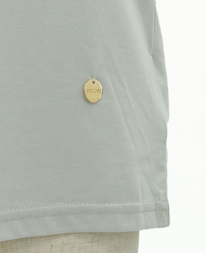 袖サテンパフTシャツは、TRECODEのオリジナル金チャームがついています。