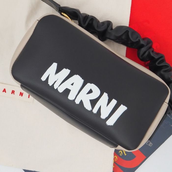 MARNI/スムースカーフスキンポシェットギャザードハンドル ブラック＆ベージュ