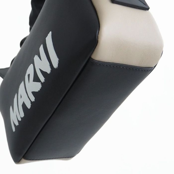 MARNI/スムースカーフスキンポシェットギャザードハンドル ブラック＆ベージュ