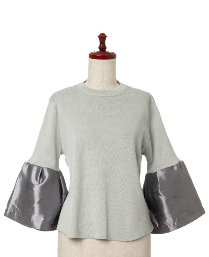 TRECODEのラッパ袖プルオーバー