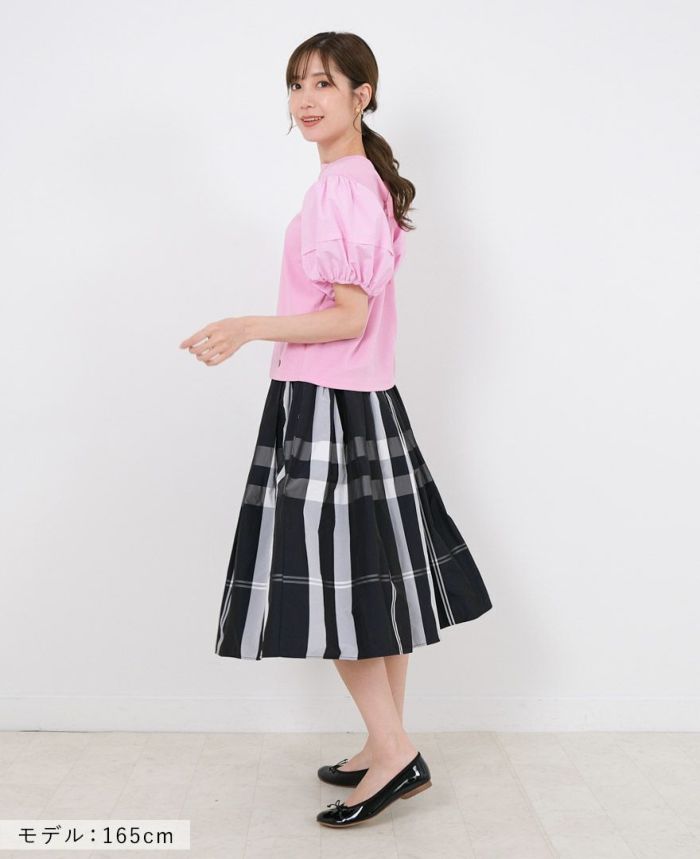 トレコード(TRECODE)黒ゴムフレアスカートモノトーンチェック柄ネイビーカラーを使った大人のスカートコーデ