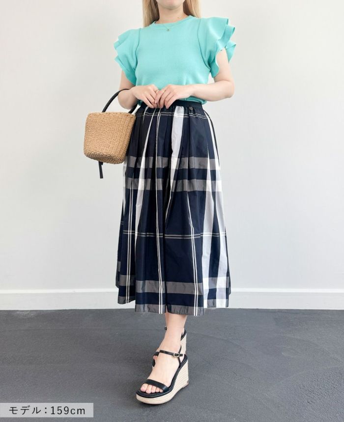 トレコード(TRECODE)黒ゴムフレアスカートモノトーンチェック柄ネイビーカラーを使った大人のスカートコーデ