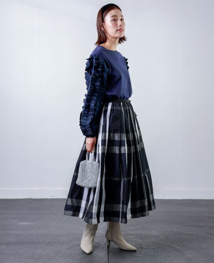 トレコード(TRECODE)黒ゴムフレアスカートモノトーンチェック柄ネイビーカラーを使った大人のスカートコーデ