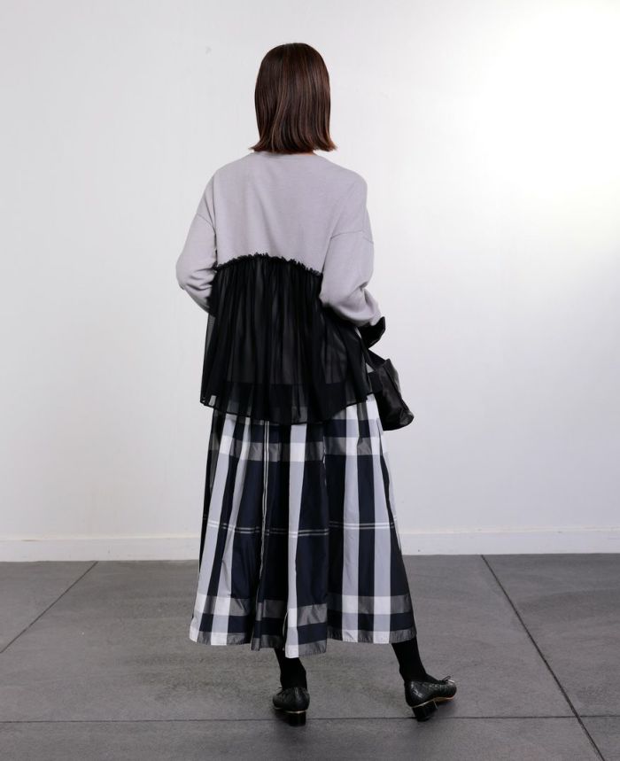 トレコード(TRECODE)黒ゴムフレアスカートモノトーンチェック柄ネイビーカラーを使った大人のスカートコーデ