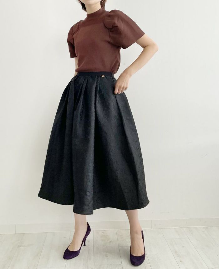 神戸・山の手ペイズリー柄スカートと半袖ニットのコーディネート
