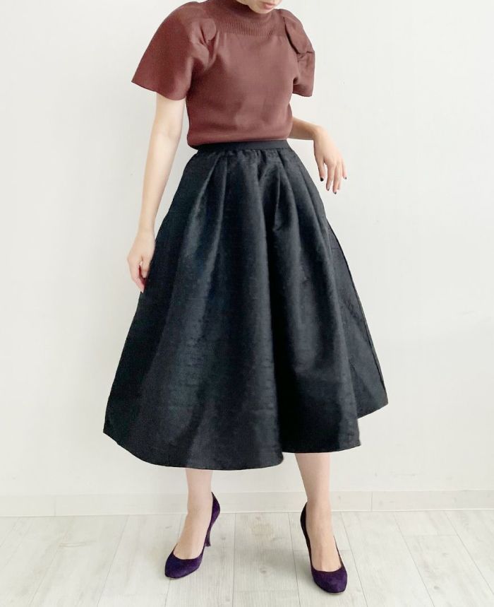 神戸・山の手ペイズリー柄スカートと半袖ニットのコーディネート