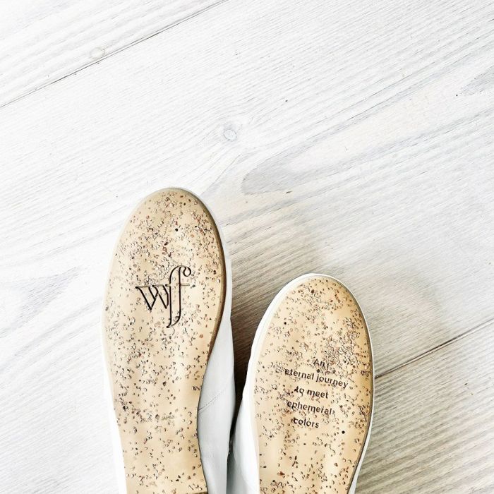 ダブリューエフのサスティナブルシューズ・パンプスの底には右足に「wf」のブランドロゴ、左足には「奇跡に出会う永遠の旅」という意味の英語のポエムが刻印されています。