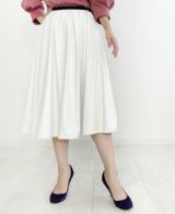 ホワイトは色味を全く混ぜていない白の絵の具のような色味