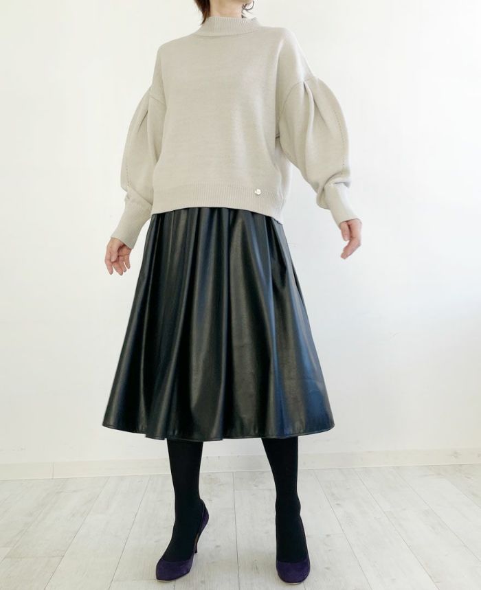 ライトグレーには黒のフェイクレザースカートを合わせて、甘辛MIX風のコーデに。