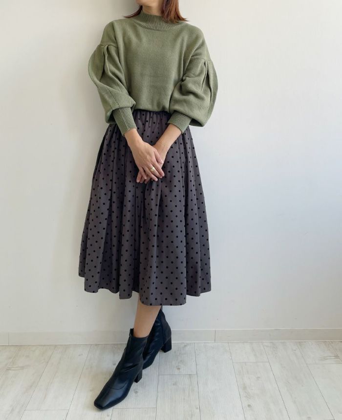 カーキのボリュームスリーブニットに濃いカーキのフロッキードットスカートを合わせた大人女性の秋コーデが完成！