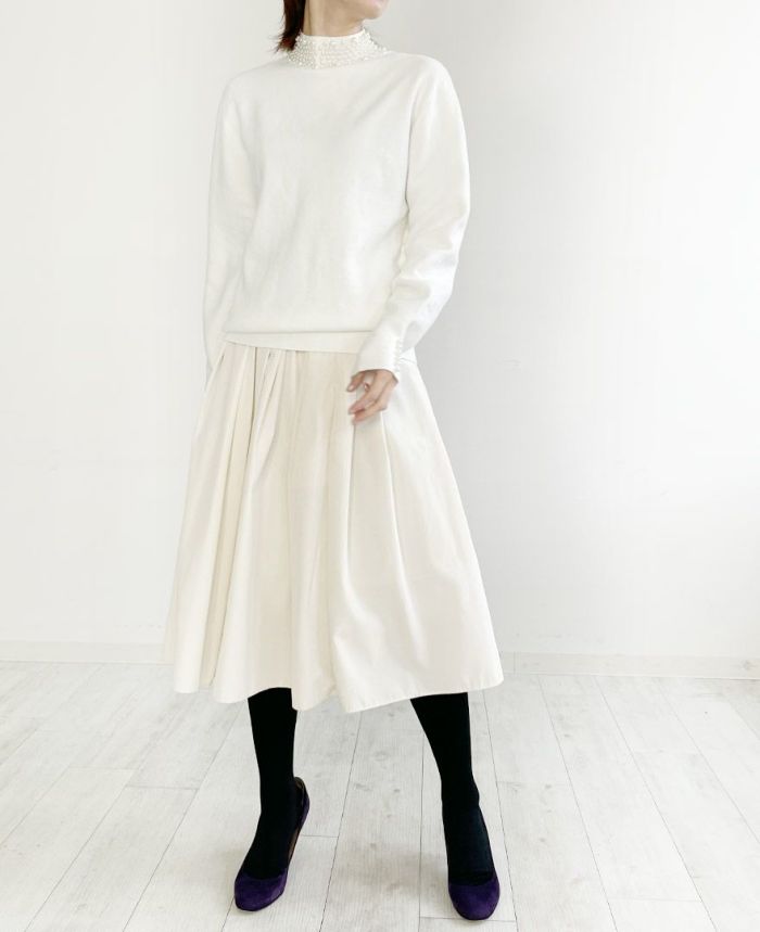スカートに生成りの白っぽいものをセレクトすると、大人綺麗ワントーンコーデの完成です。