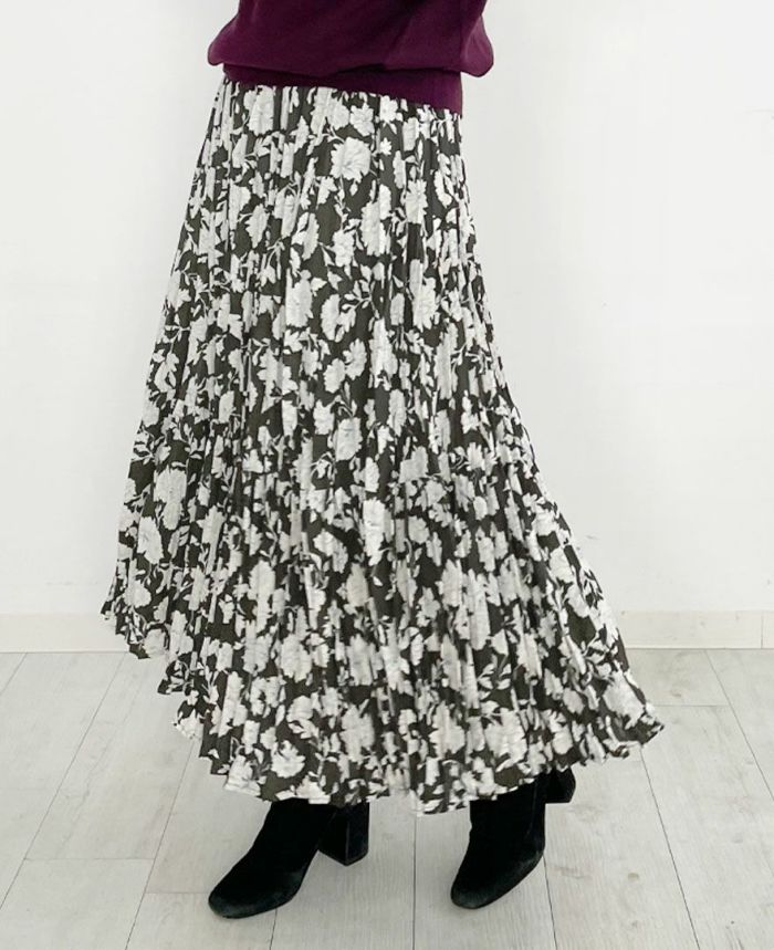 柔らかい色味の黒に薄いベージュのような花柄が印字されたプリーツスカート