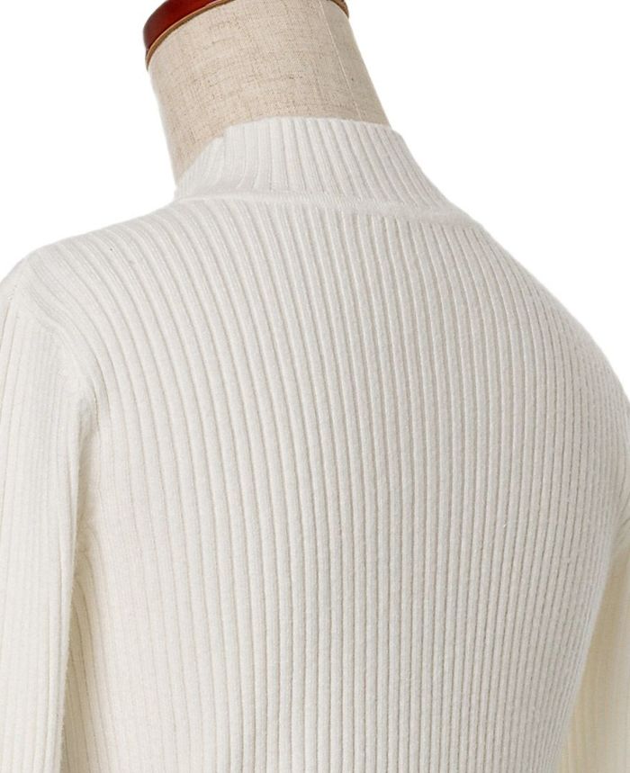リブ編みが縦のラインを強調してくれ、自然とスタイルアップにつながるフレアスリーブリブニット
