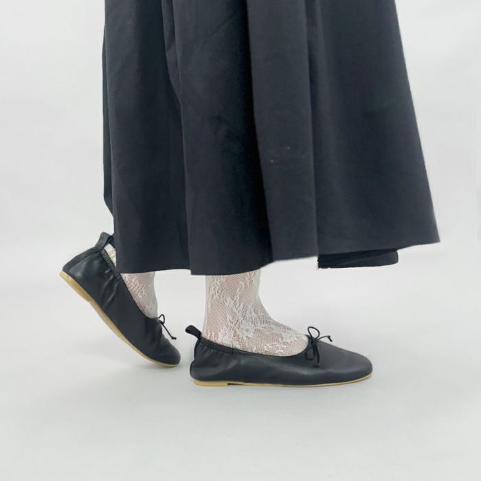 かかと部分のギャザーが足の動きにしっかりフィット。