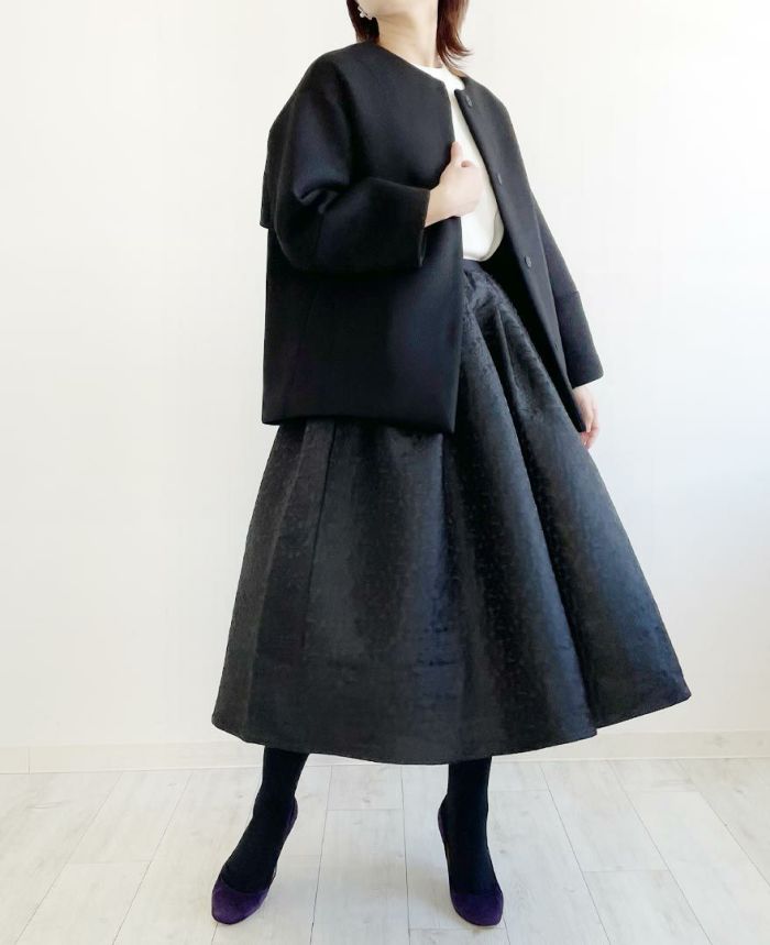 神戸・山の手ペイズリー柄スカートとブラックのバックフリルコートショート丈を合わせれば一気に大人上品コーデの完成