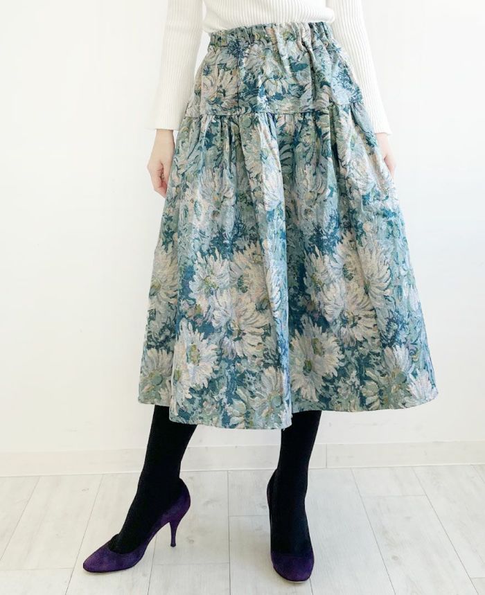 ゴブラン織りがコーデを大人上品にドレスアップしてくれる花柄のロングスカート