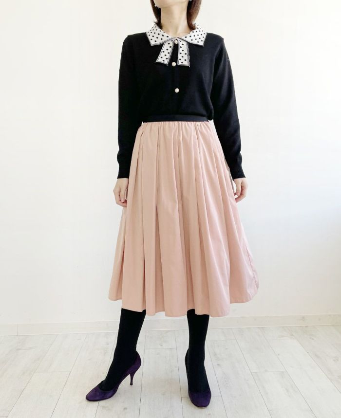 オンラインショップ限定のトレコードピンクのスカートを合わせも可愛いです